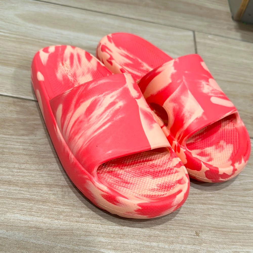 Skechers Foamies Tie-Dye Slides • Pink/Coral Size 4 Big Kids (Women’s 5.5)